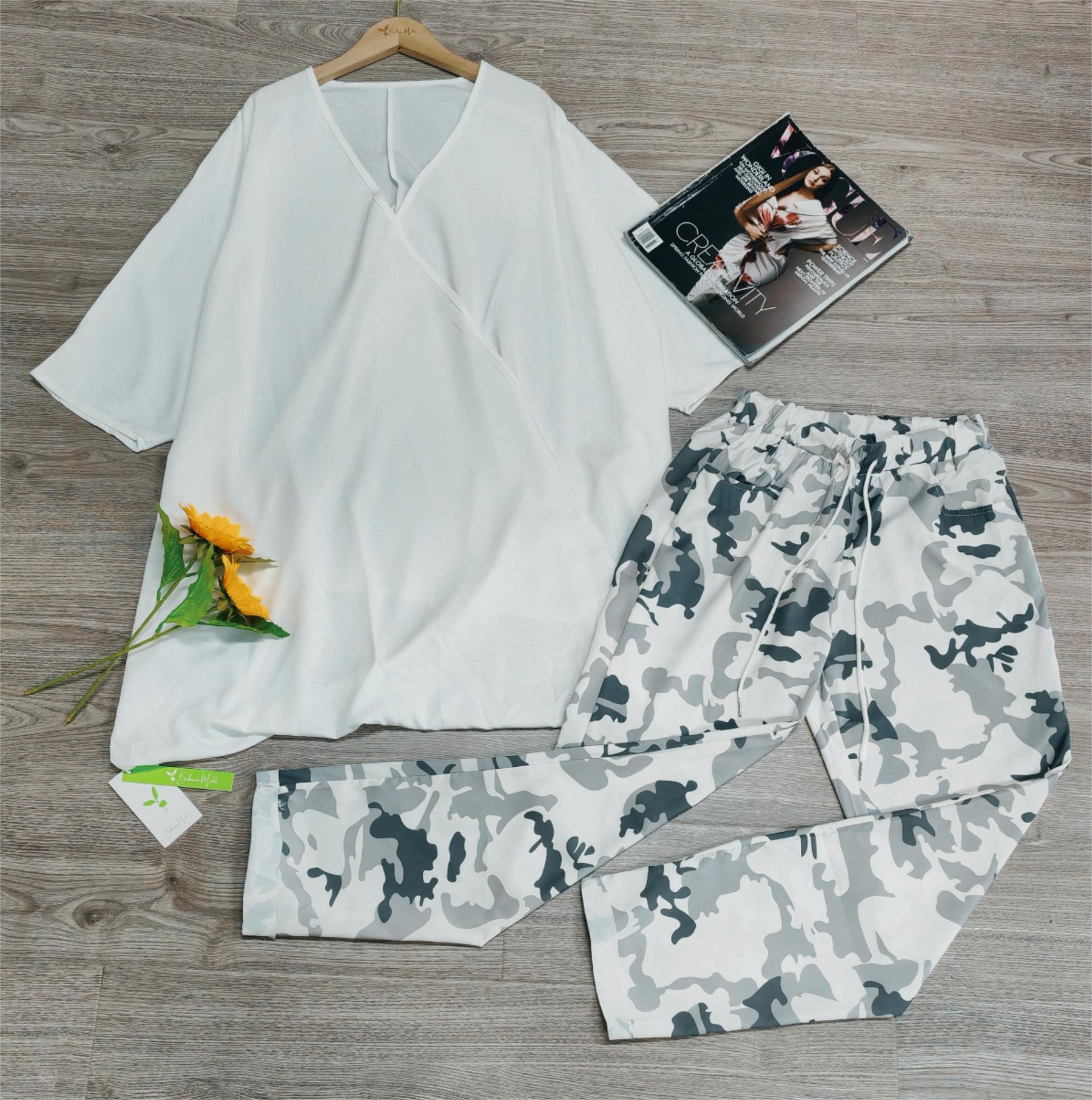 FallStil® - Green camouflage pants with drawstring and cuffs White tunic 2-piece set