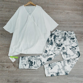 FallStil® - Green camouflage pants with drawstring and cuffs White tunic 2-piece set