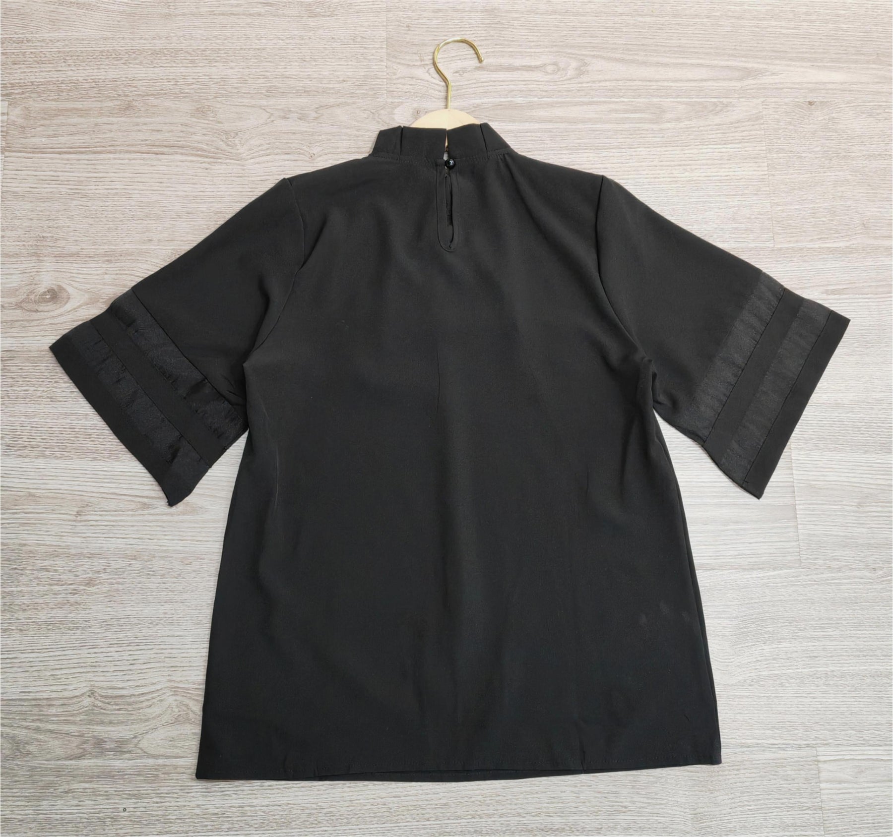 BlütenBliss® - Cool black plain top with round neck