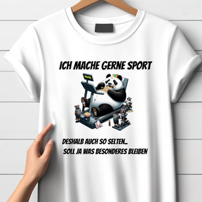 Panda Sport Shirt | Lustiges Motiv T-Shirt | Humorvolles Design für Tierliebhaber | Statement Shirt für Wintertage