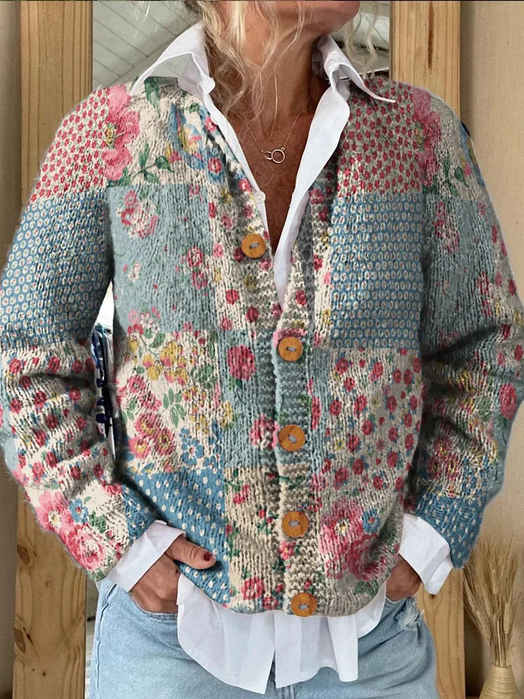 HerbstTrend® - Strickjacke mit Blumen- und Grafikcollage, dekorativem Muster und Knöpfen