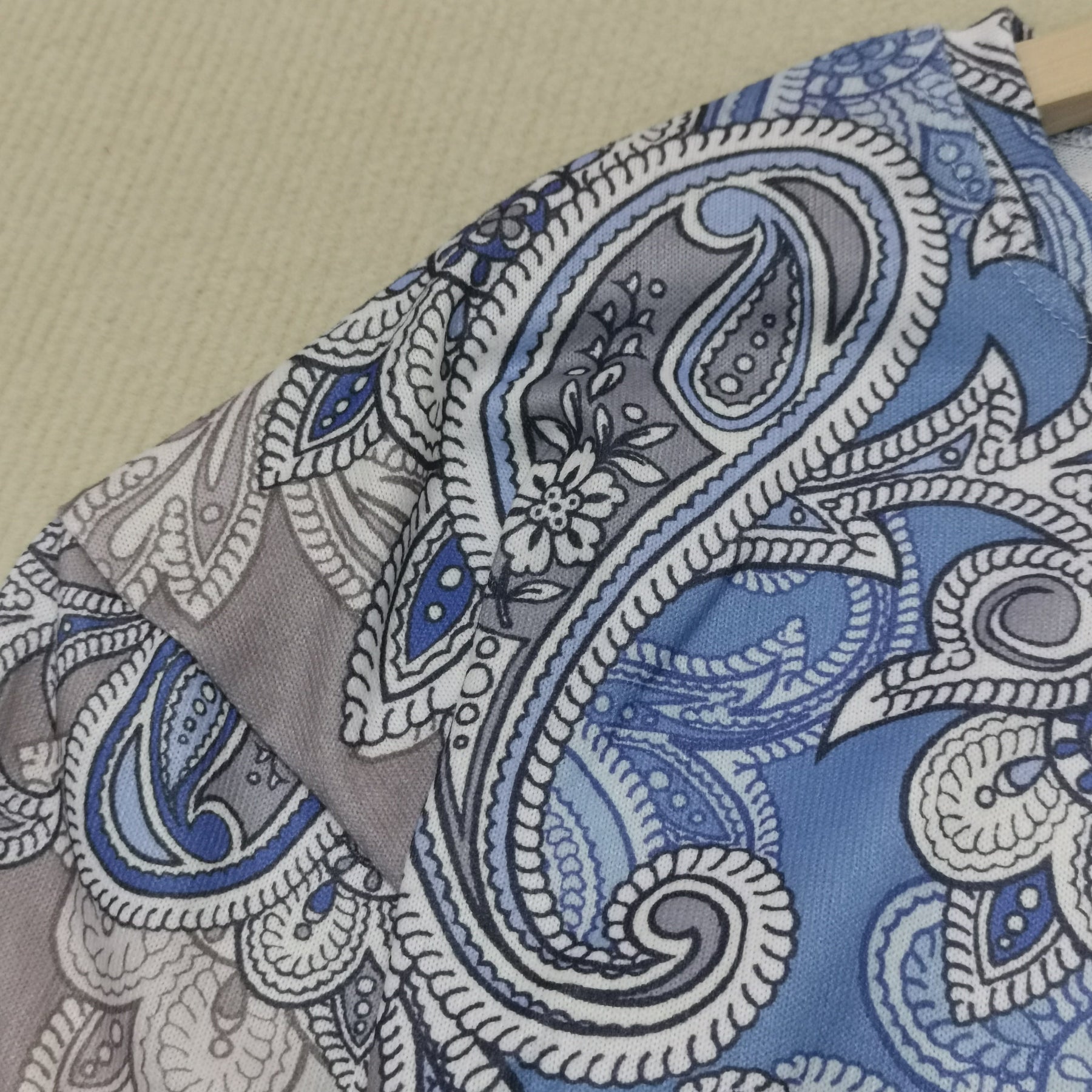 FallStil® - Long-sleeved top with blue floral paisley print