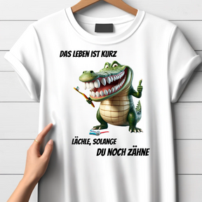 Das Leben ist Kurz | Humorvolles Krokodil-Shirt | Witziges Statement für den Alltag | Lustiges Design für kalte Tage